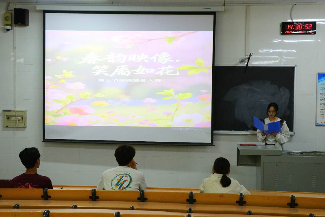 一群人在房间里的电视 AI 生成的内容可能不正确。